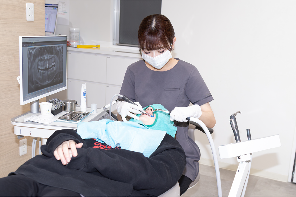 お口の中をメンテナンスする様子